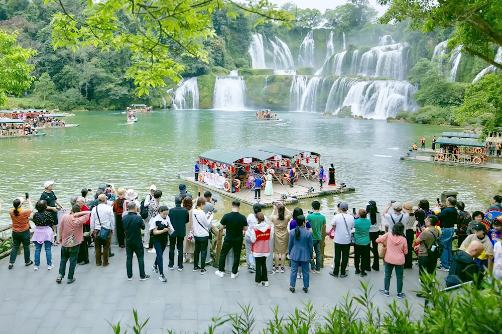 Visitors will be immersed in pristine nature and captivated by the majestic beauty of the most spectacular waterfall in Vietnam 